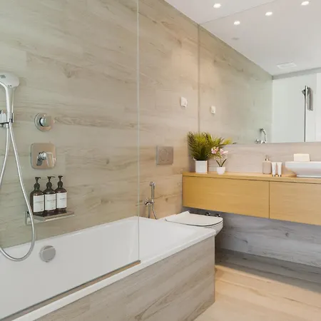 Vivi Homes - Dior Pool, Terrace & Sea View Lejlighed *