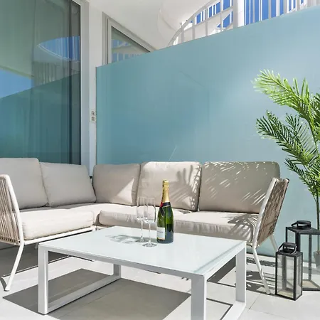 Vivi Homes - Dior Pool, Terrace & Sea View Lejlighed